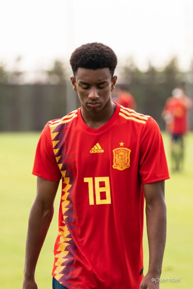 Manchester United Prepare Bid for Barcelona Left-Back Alejandro Balde as Agent Mendes Opens Talks