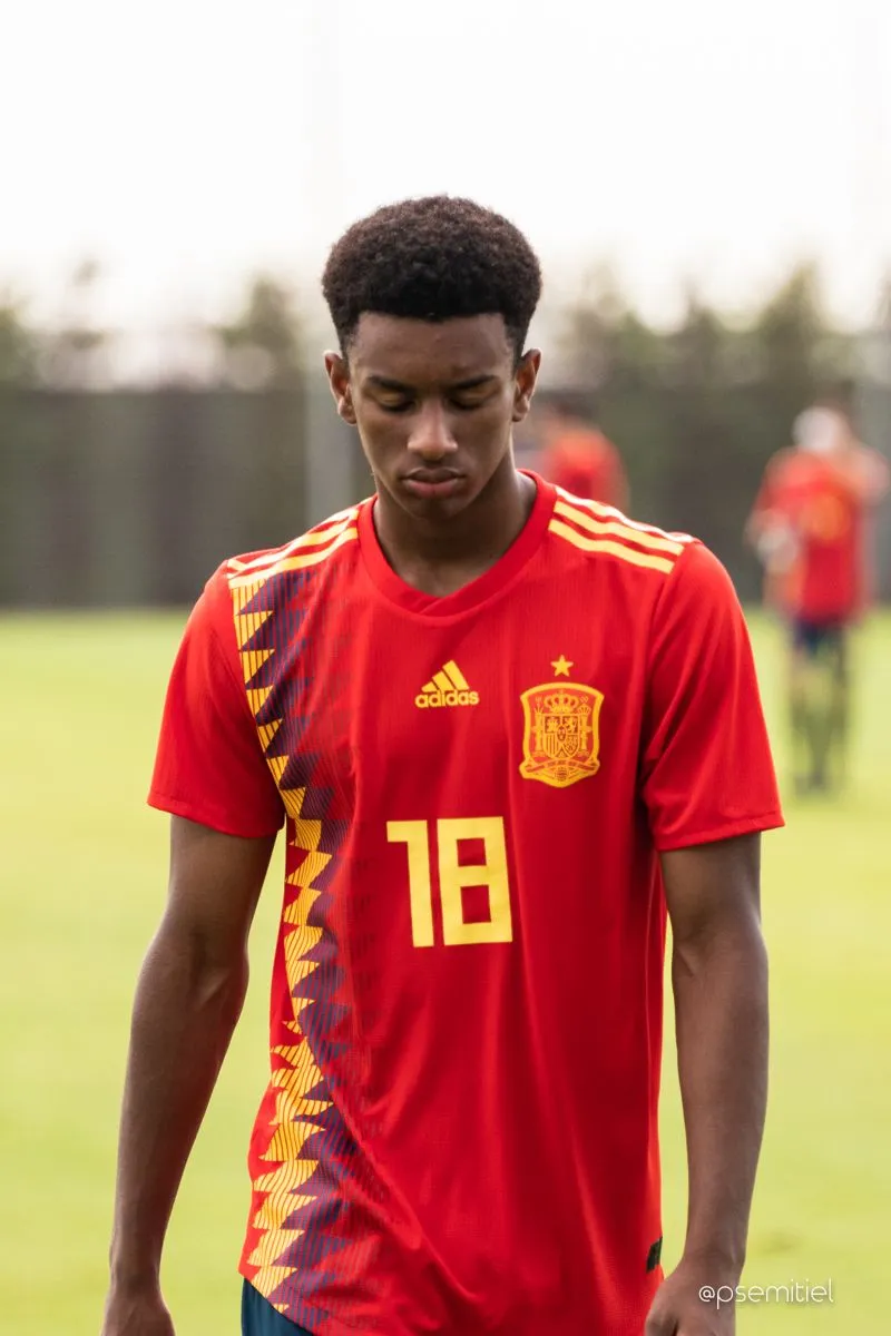 Manchester United Prepare Bid for Barcelona Left-Back Alejandro Balde as Agent Mendes Opens Talks