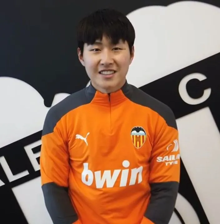 Lee Kang-in tập luyện trong m&agrave;u &aacute;o Atl&eacute;tico Madrid m&ugrave;a 2026