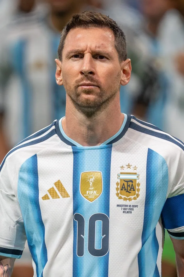Dünyanın En Büyük Futbolcularının Biyografileri: Efsaneler ve Rekorlar