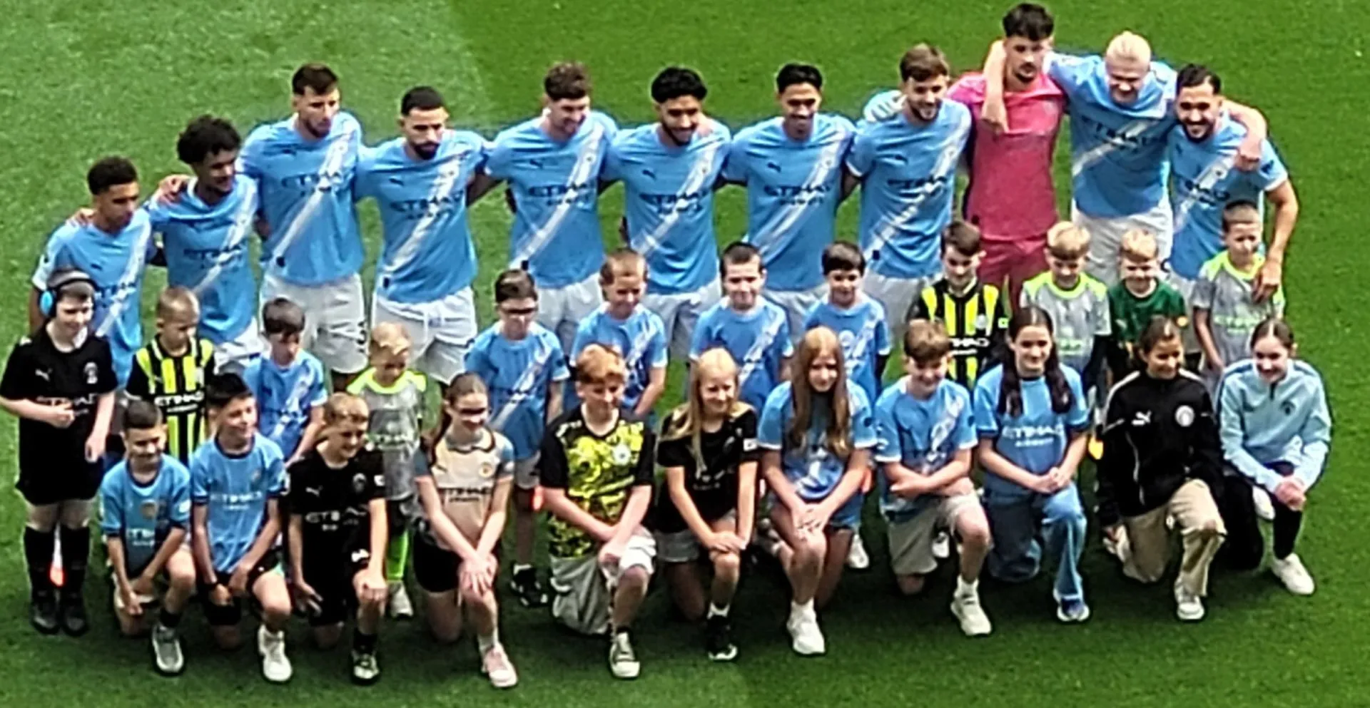 Jérémy Doku Prolonge à Manchester City Jusqu'en 2031 : Le Belge S'engage pour Cinq Ans