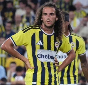 Matteo Guendouzi Enflamme Lyon-Fenerbahçe : Doigts d'Honneur, Provocations Marseillaises et Bagarre Générale