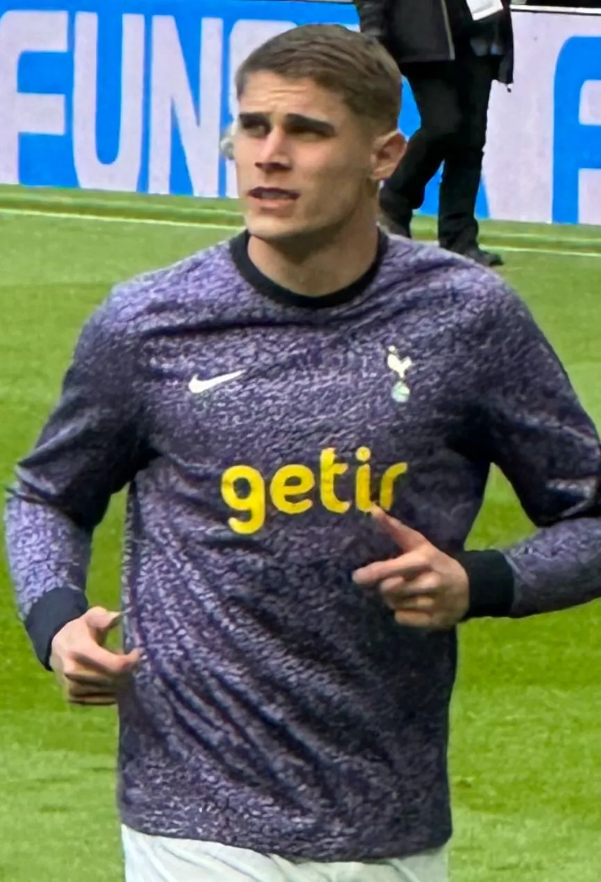 Micky van de Ven benoemd tot aanvoerder van Tottenham Hotspur door Roberto De Zerbi