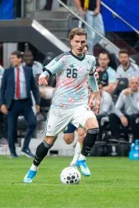 Mika Godts verlaat Ajax voor PSG: mondeling akkoord bereikt over transfersom van 55 miljoen euro