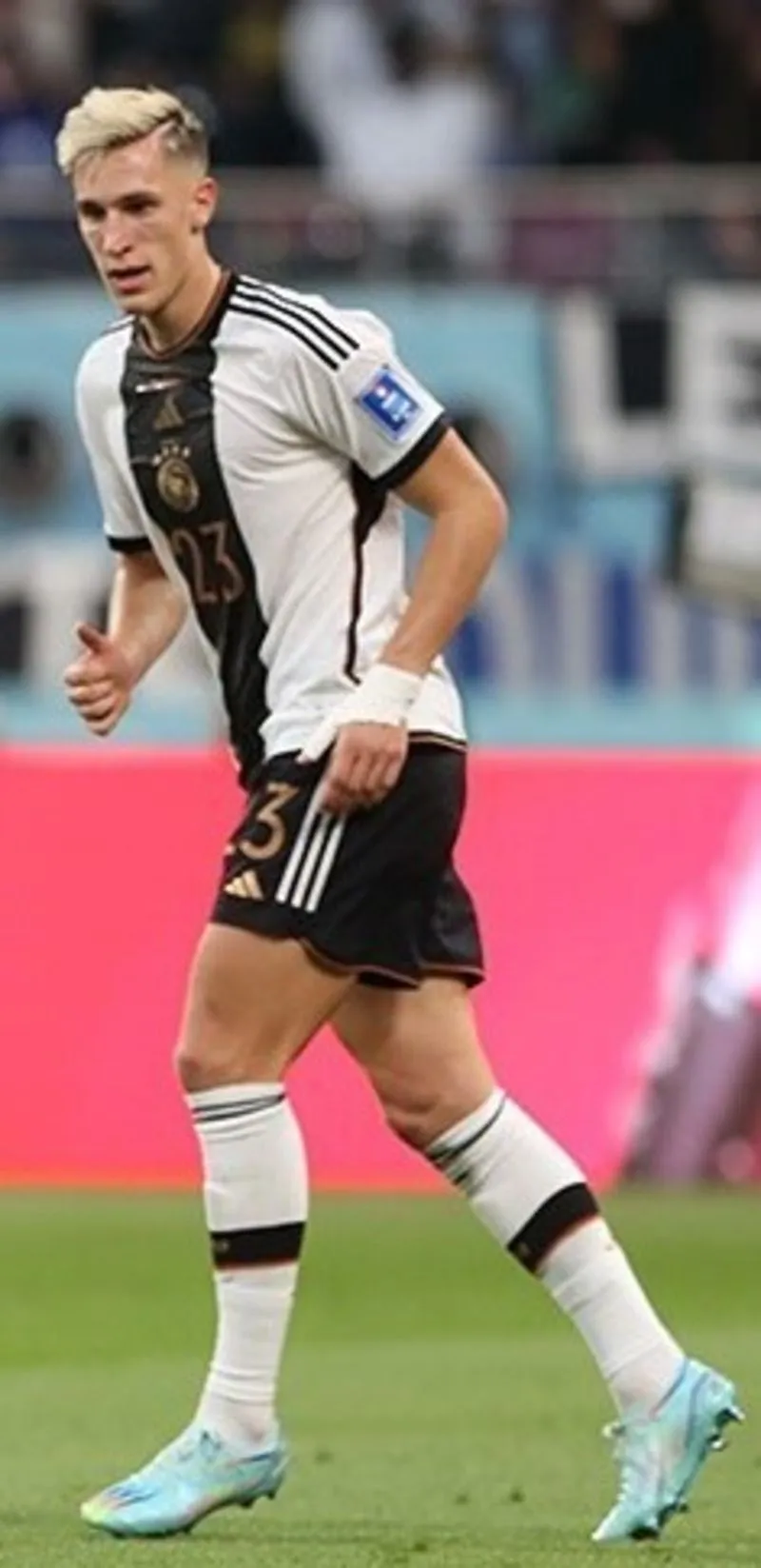 Profifußballer beim Rehabilitationstraining auf dem Trainingsgelände eines Bundesligavereins