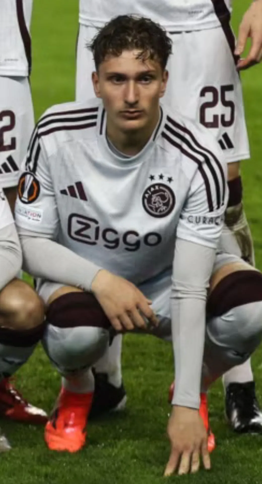 Professionele voetballer traint op een groen veld in een groot stadion