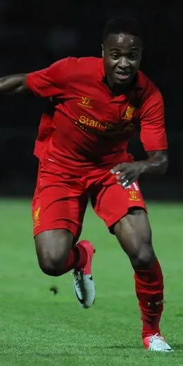 Raheem Sterling i träning på fotbollsplan med läktare i bakgrunden