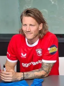 Wout Weghorst dankt God na miraculeuze comeback van FC Twente tegen Qarabag