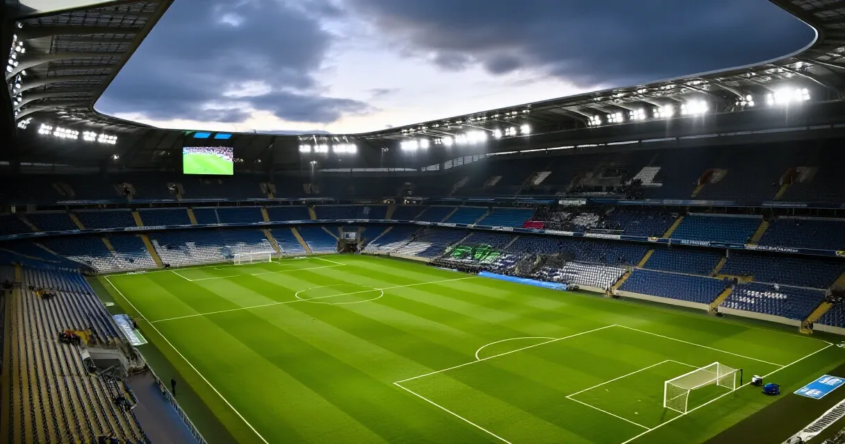 Jugador de fútbol celebra gol en estadio con afición en tribuna