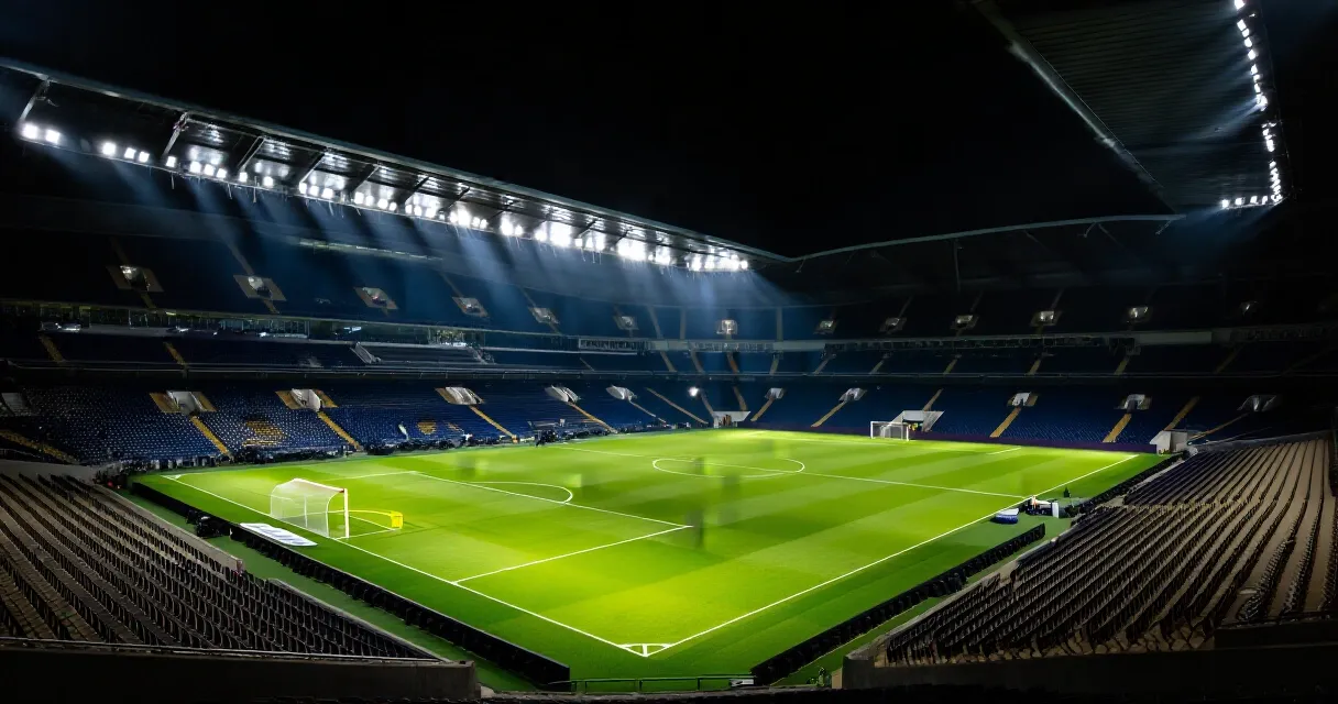 Futbolista sudamericano entrenando en campo ingl&eacute;s de Premier League