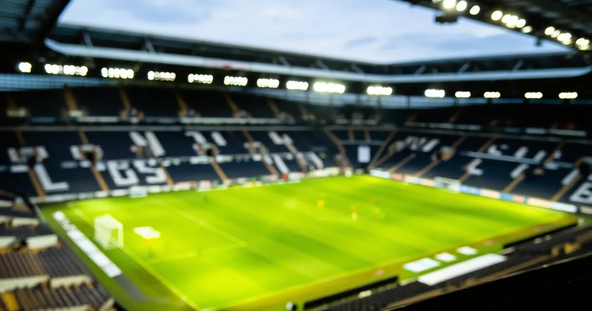 Futbol sahası antrenmanında top kontrolü yapan futbolcu