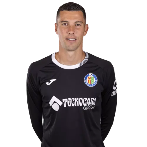 Portero del Getafe CF realizando una parada decisiva bajo la luz de los focos