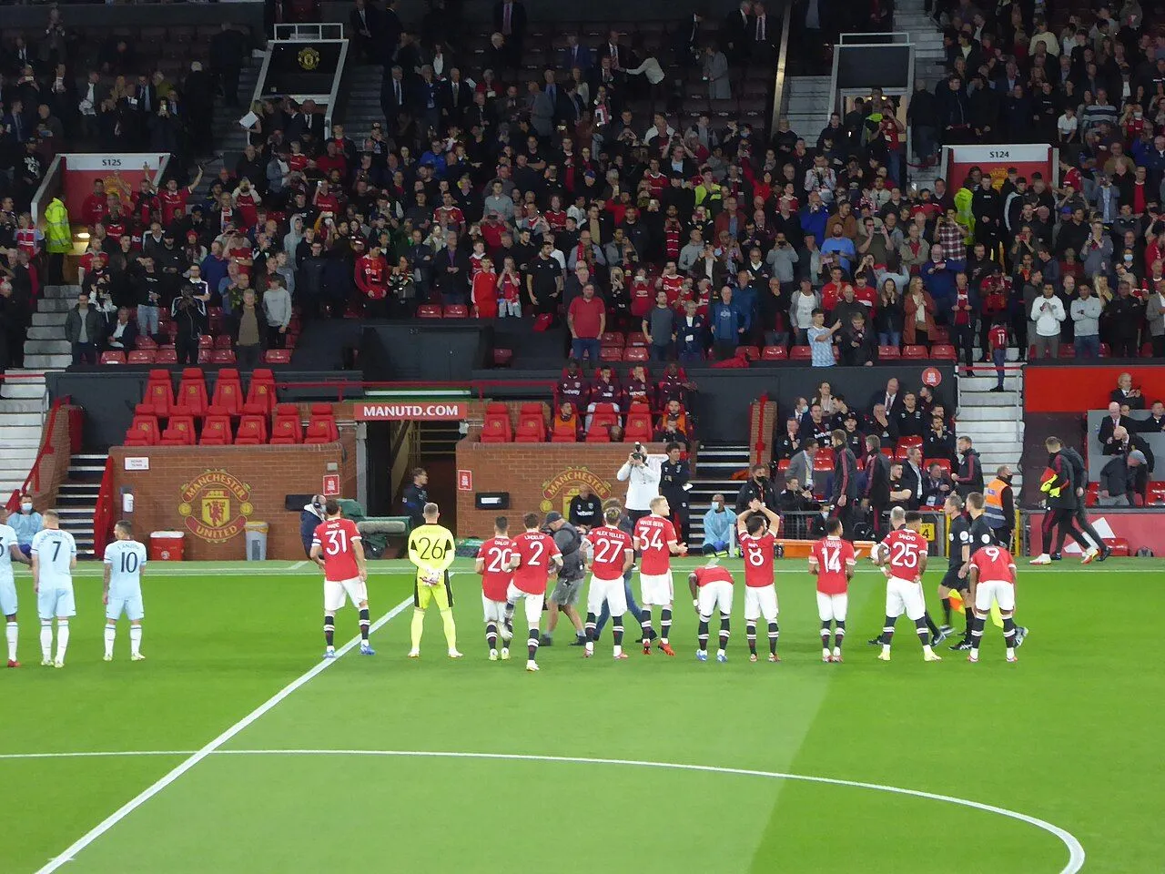 Suasana malam pertandingan sepak bola Liga Inggris di stadion dengan penonton penuh