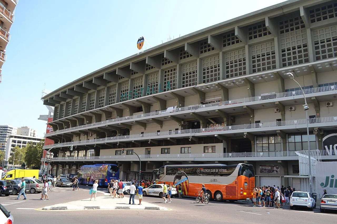 Valencia CF Colista en LaLiga tras Goleada 5-0 del Barcelona: 2.000 Aficionados Protestan contra Meriton