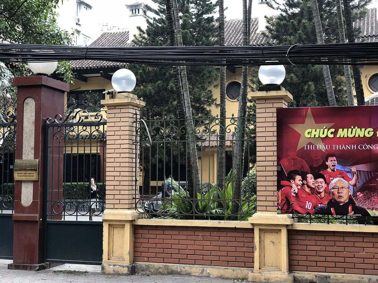 Cầu thủ U23 tranh chấp bóng dưới ánh đèn sân vận động trong trận đấu bóng đá châu Á