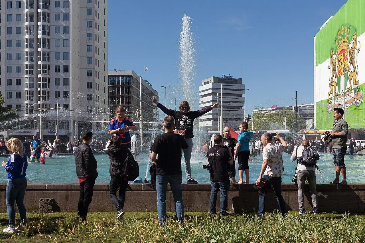 Feyenoord-spelers vieren een doelpunt in het stadion