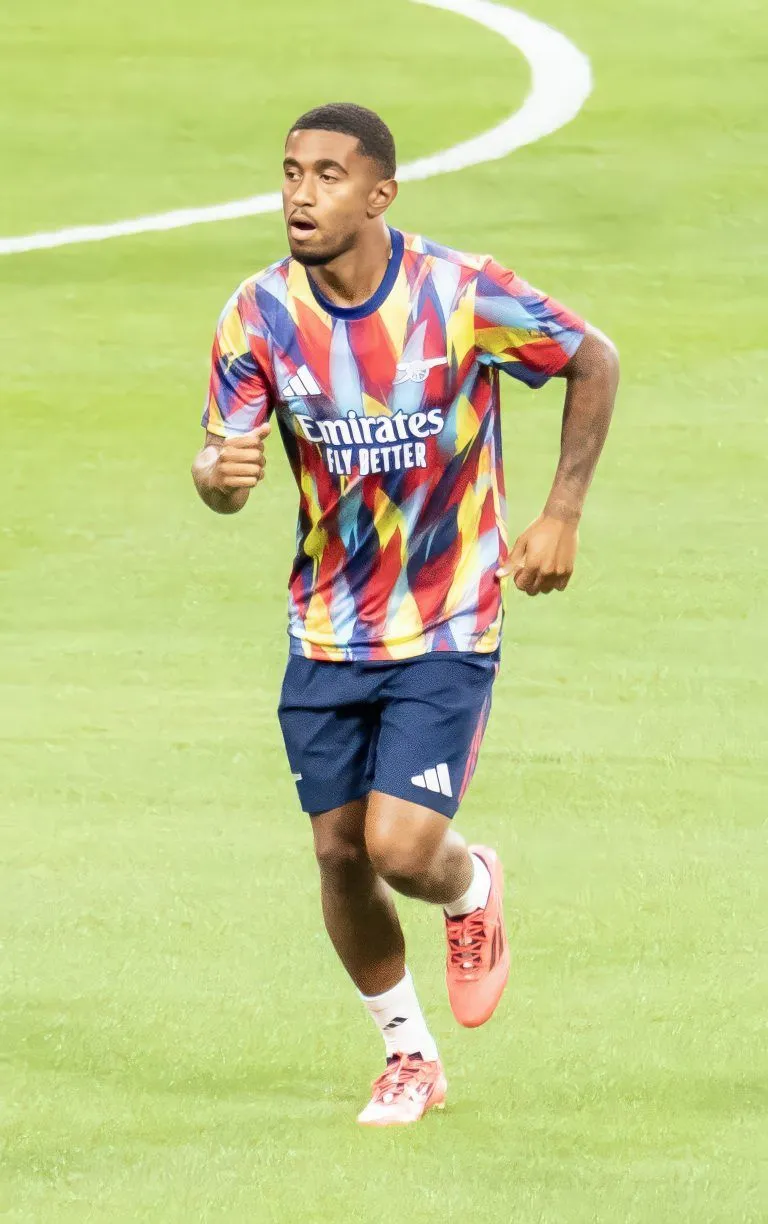 Reiss Nelson Keert Definitief Terug bij Feyenoord: Vrije Transfer na Vertrek Arsenal