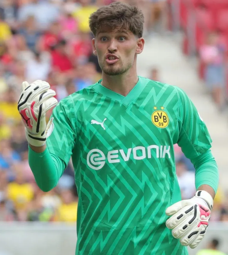 Real Madrid Pantau Gregor Kobel sebagai Opsi Pengganti Courtois
