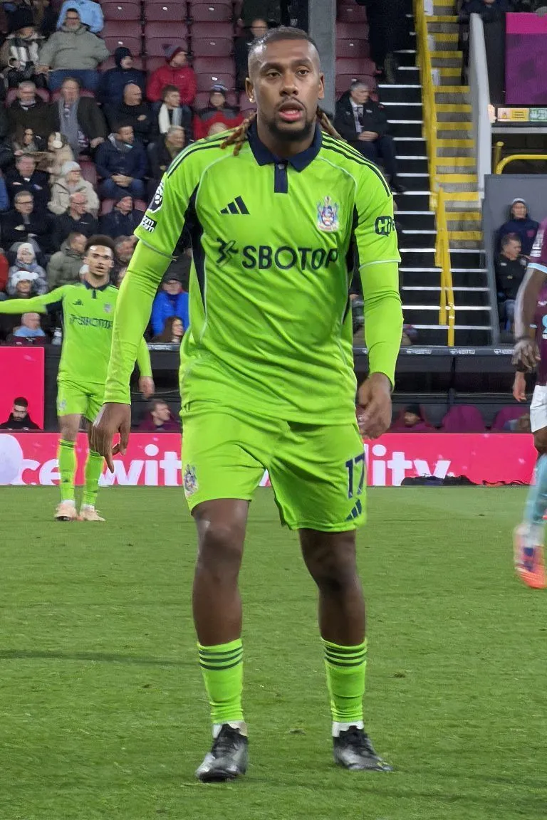 Alex Iwobi Makes Premier League History: 100 Appearances Each for Arsenal, Everton and Fulham