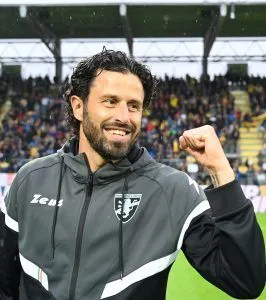 Fiorentina Pecat Fabio Grosso dan Panggil Kembali Paolo Vanoli Setelah Tiga Kekalahan Beruntun di Serie A
