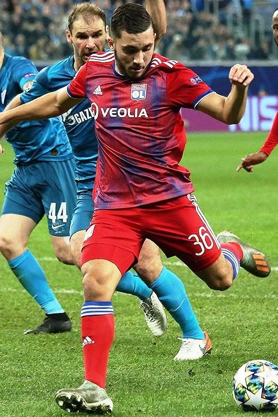 Joueur de l'équipe de France célébrant un but sous les projecteurs du stade