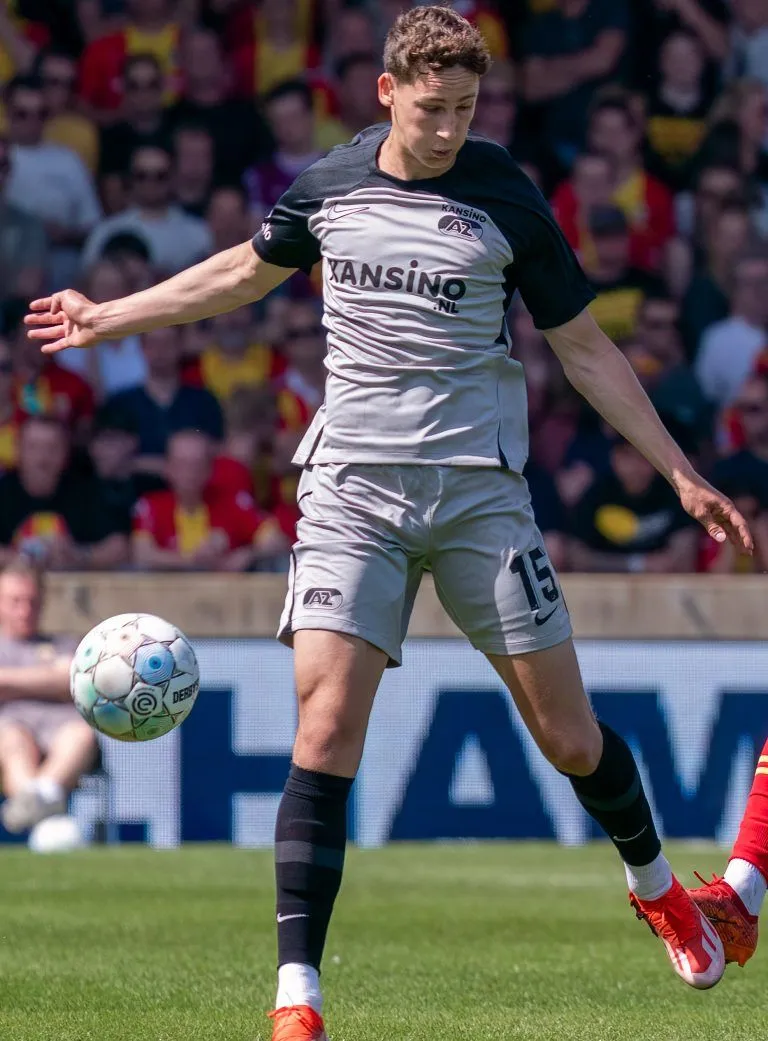 PSV verslaat Ajax in enerverende topper: Van Bommel-rel domineert na gemiste rode kaart