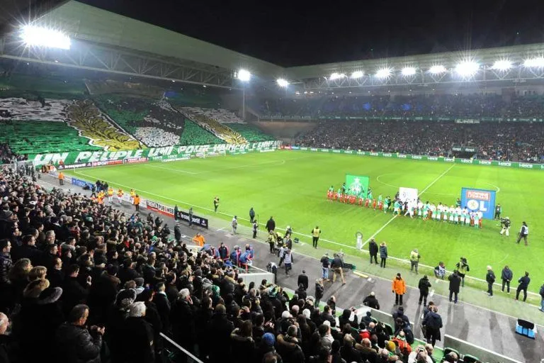 Liverpool recrute Djylian N'Guessan (18 ans) pour 4,3 M£ : l'attaquant de l'ASSE prêté à Brest avant janvier