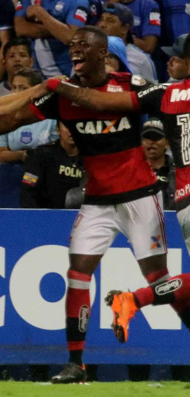 Jogador de futebol profissional entrando em campo em est&aacute;dio iluminado &agrave; noite